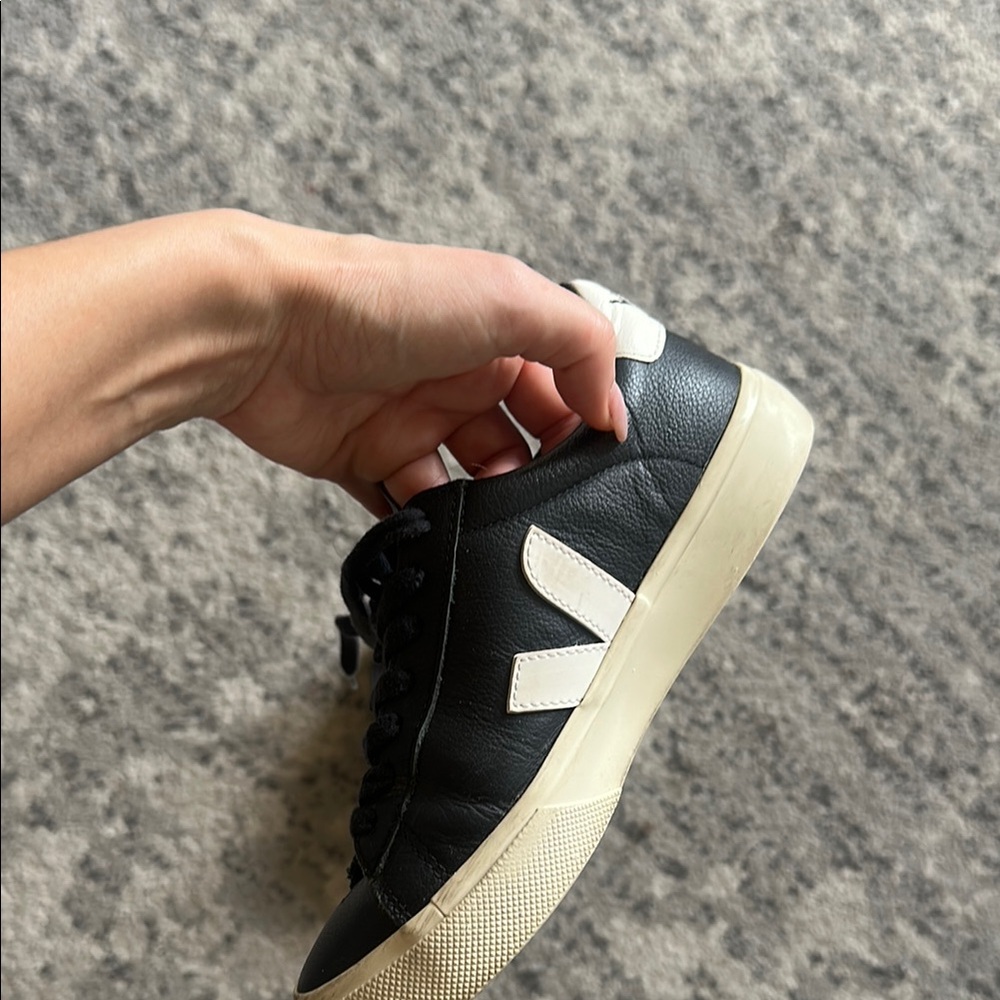 Black and White Veja Women’s Sneakers campo
